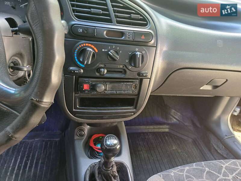 Седан Daewoo Lanos 2003 в Петропавловской Борщаговке