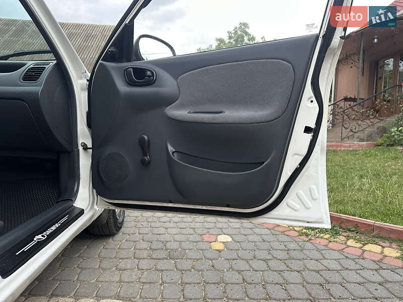 Седан Daewoo Lanos 2006 в Хотині