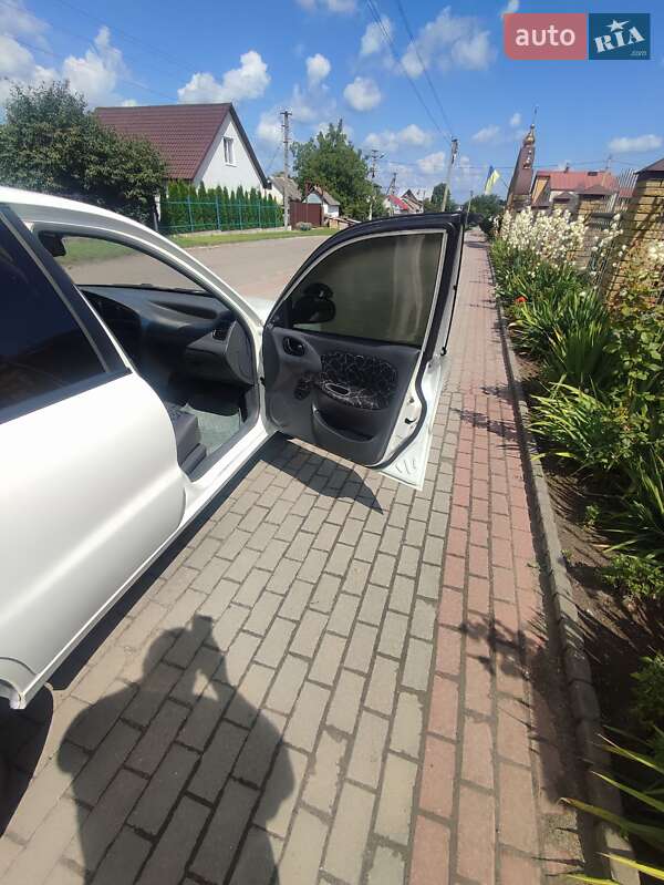 Седан Daewoo Lanos 2004 в Луцке