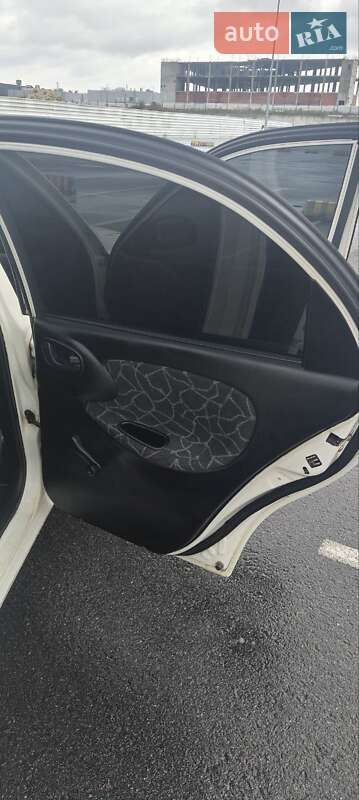 Седан Daewoo Lanos 2003 в Львове