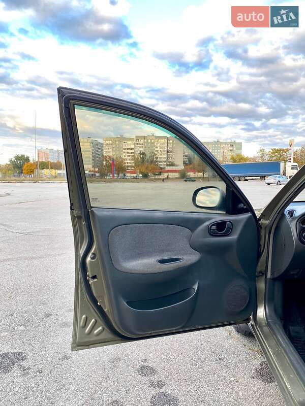Седан Daewoo Lanos 2004 в Запоріжжі