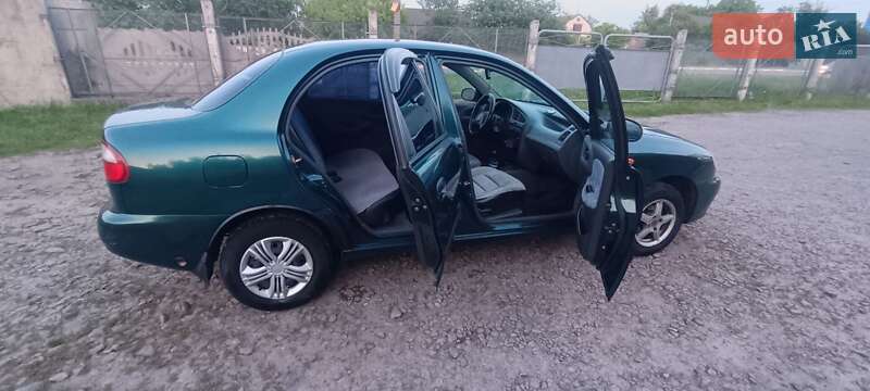 Седан Daewoo Lanos 2002 в Макарові