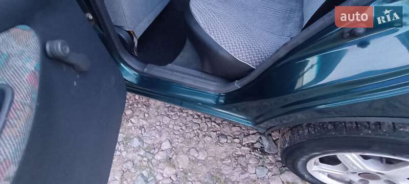 Седан Daewoo Lanos 2002 в Макарові