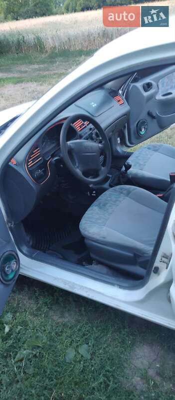 Седан Daewoo Lanos 2002 в Новій Ушиці