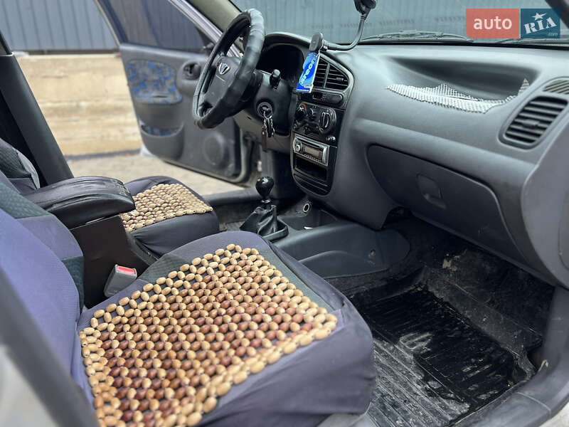 Седан Daewoo Lanos 2003 в Чернівцях