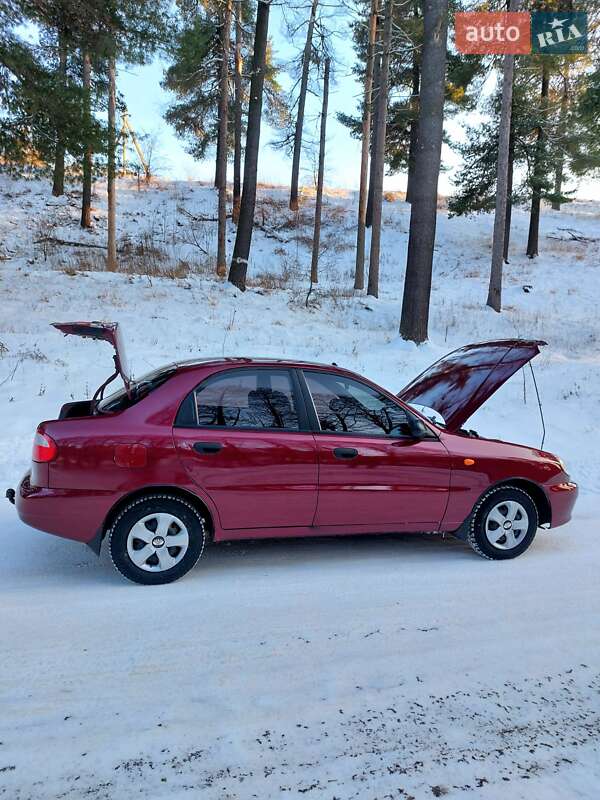 Седан Daewoo Lanos 2009 в Тростянці