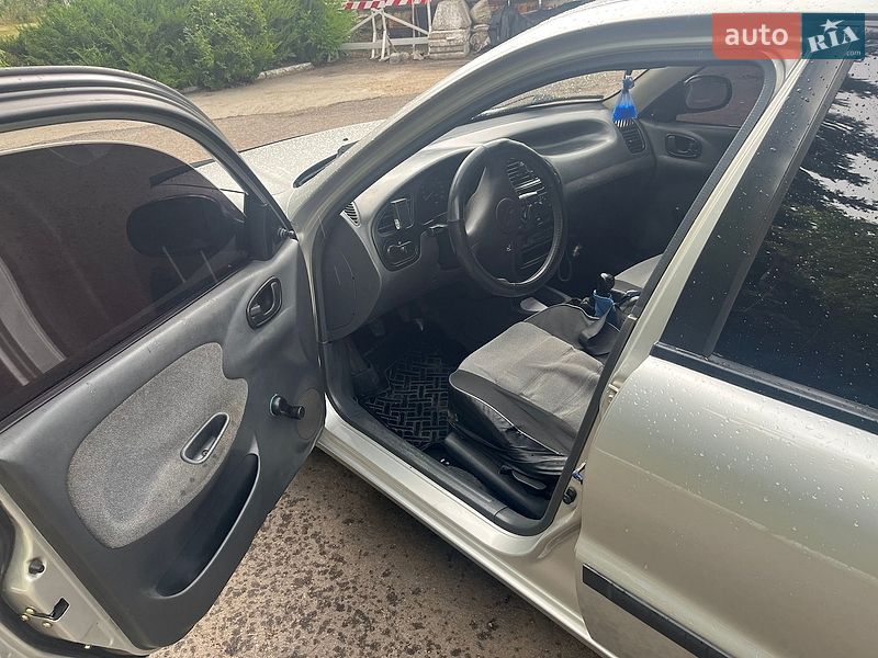 Седан Daewoo Lanos 2004 в Широкому