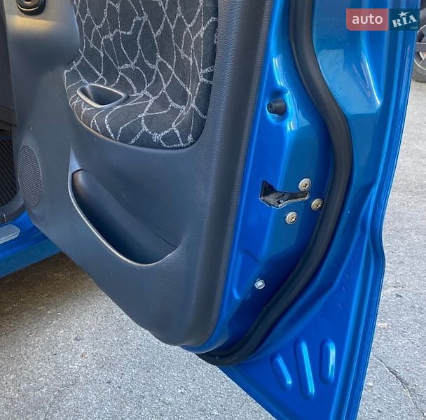 Седан Daewoo Lanos 2001 в Киеве
