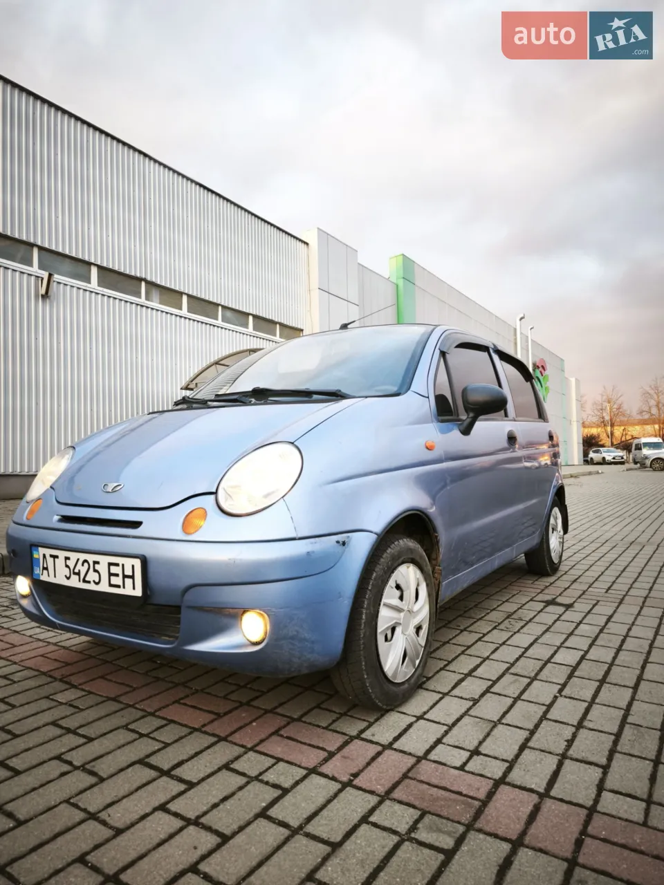 Продам Daewoo Matiz, автомобіль повністю живий і доглянутий, рідний пробіг 76 тисяч кілометрів, все працює чітко, сів, завів і поїхав, мотор, коробка та ходова без зауважень, їде м’яко і впевнено, всі пічки та обігріви справні, масла і фільтра замінені, технічно авто у повному порядку, можна спокійно їхати на будь-які відстані. По документах все добре, продаж з переоформленням або по техпаспорту без проблем, авто щодня на ходу, також присутня страхівка

З недоліків незначний підкрас на правих передніх дверях, мінімальні ризики на передній лівій дверці, у майбутньому бажано замінити передній та задній підшипники, наразі їздити можна без проблем, пороги замінені. Машина економна, зручна і надійна, ідеальний варіант для міста. 

Телефонуйте або пишіть, тільки реальні покупці.