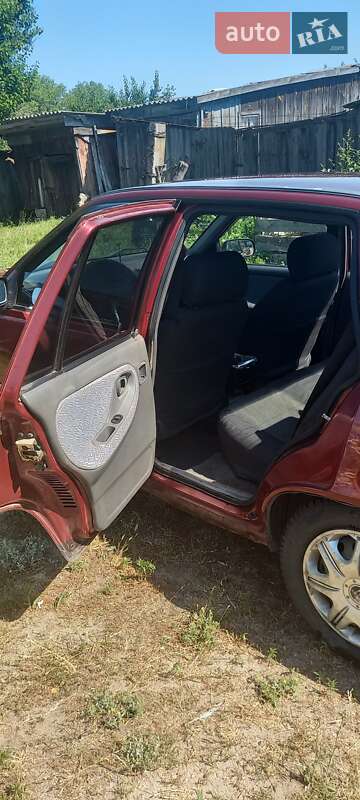 Седан Daewoo Nexia 1995 в Коропе