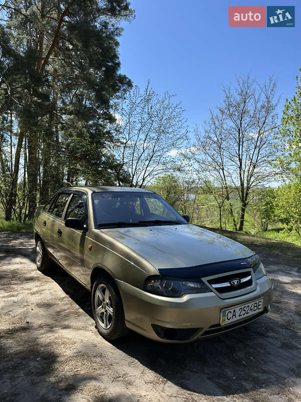Седан Daewoo Nexia 2011 в 