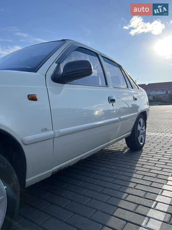 Седан Daewoo Nexia 2012 в Ромнах
