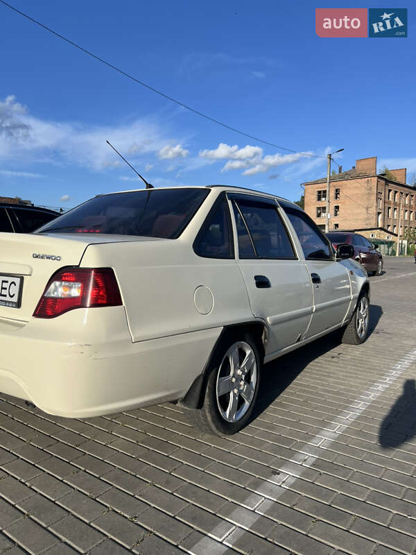 Седан Daewoo Nexia 2012 в Ромнах