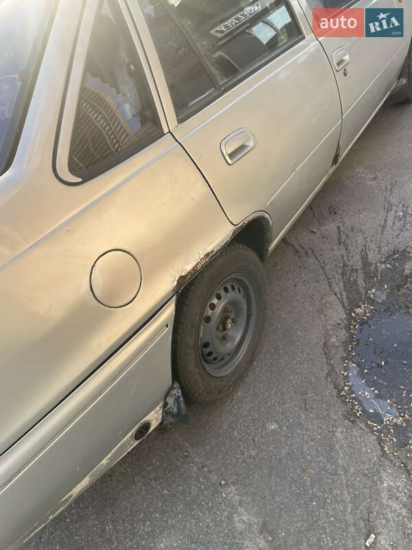 Седан Daewoo Nexia 1995 в Киеве