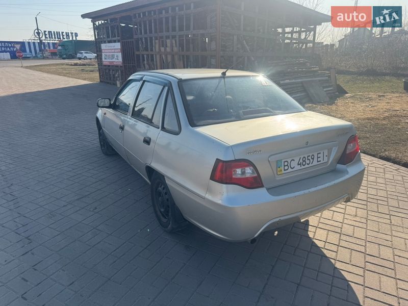 Седан Daewoo Nexia 2008 в Нововолынске