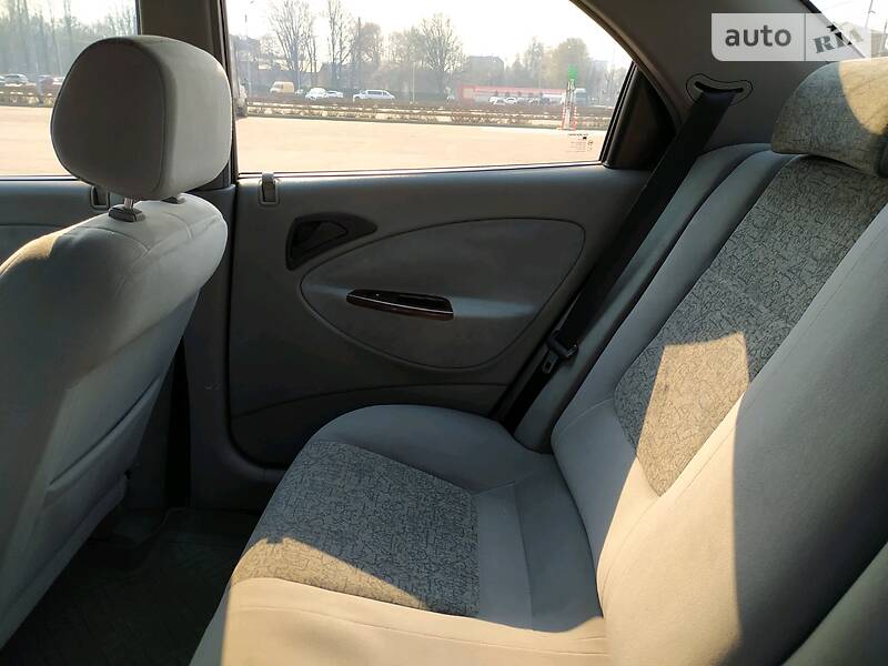 Седан Daewoo Nubira 2002 в Житомирі