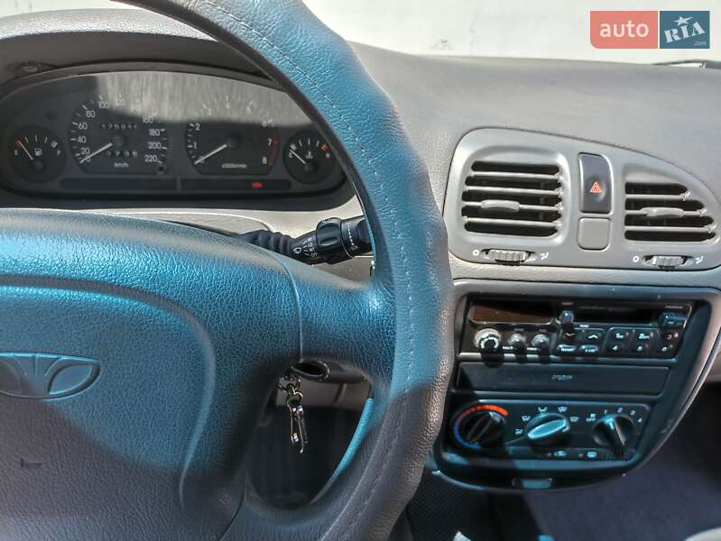 Седан Daewoo Nubira 1998 в Дніпрі