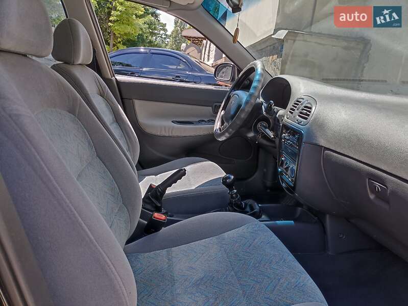Седан Daewoo Nubira 1998 в Дніпрі