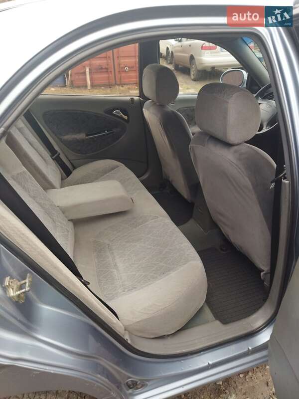 Седан Daewoo Nubira 2003 в Черноморске