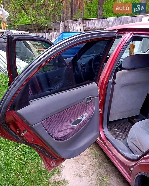 Седан Daewoo Nubira 1998 в Гадяче