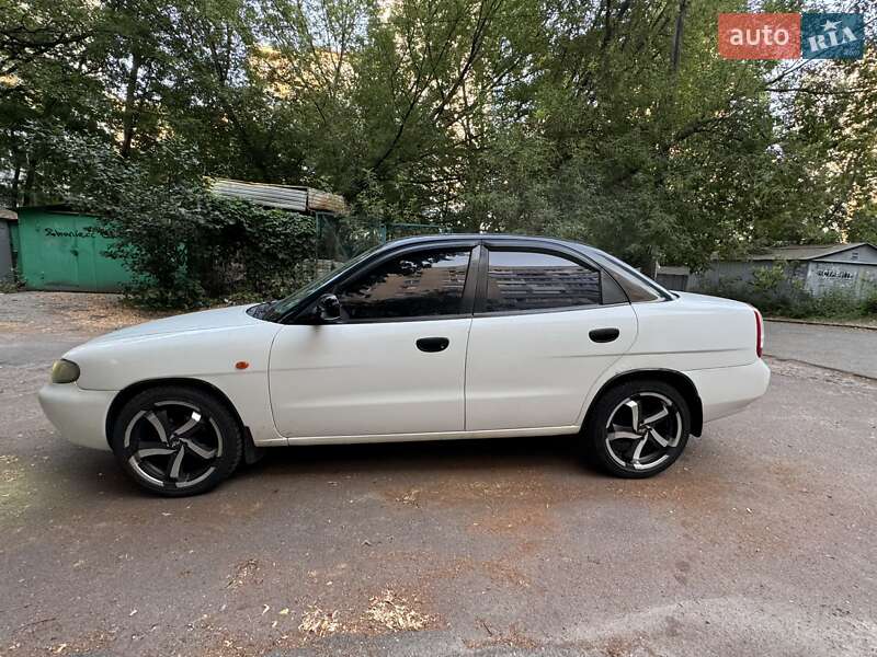 Седан Daewoo Nubira 1998 в Киеве