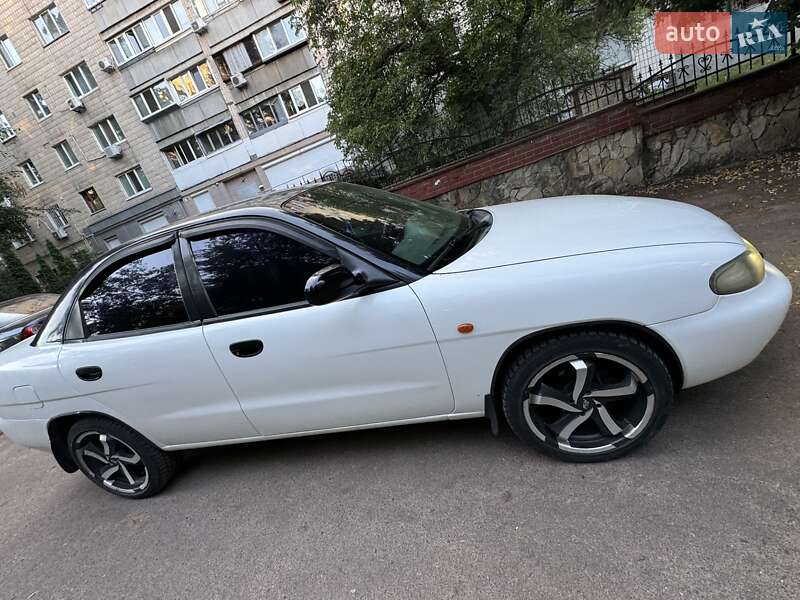 Седан Daewoo Nubira 1998 в Киеве