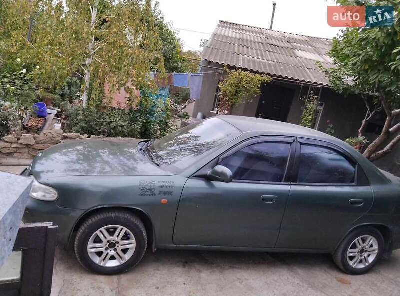 Седан Daewoo Nubira 1998 в Великой Александровке