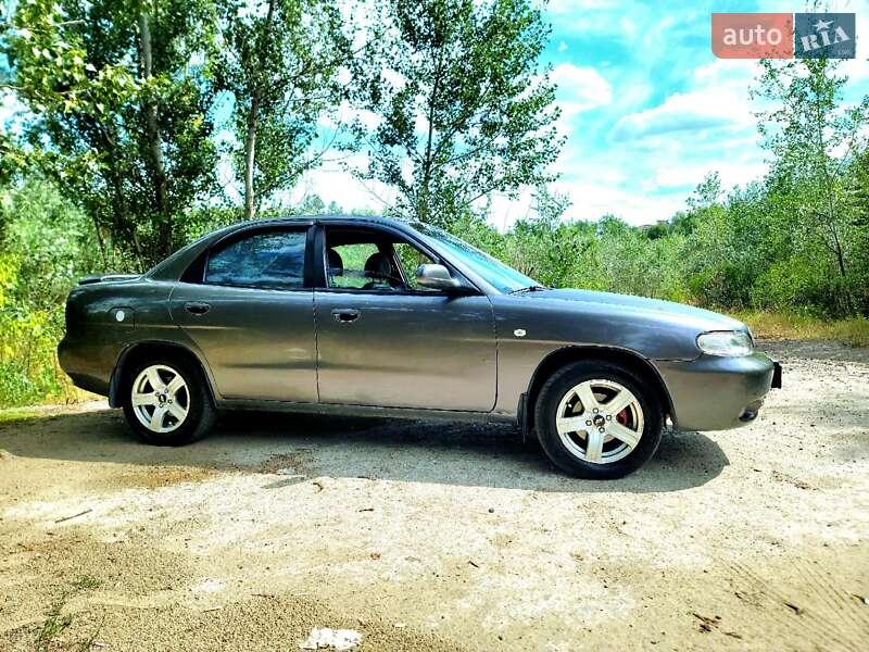 Седан Daewoo Nubira 1998 в Днепре