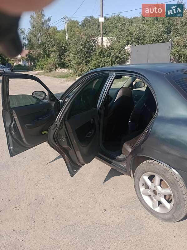 Седан Daewoo Nubira 1998 в Днепре
