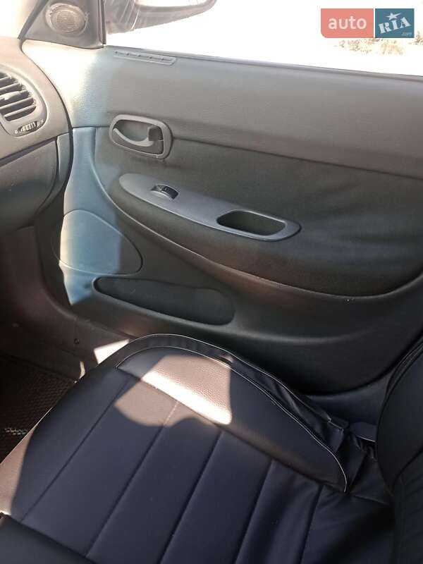 Седан Daewoo Nubira 1998 в Днепре