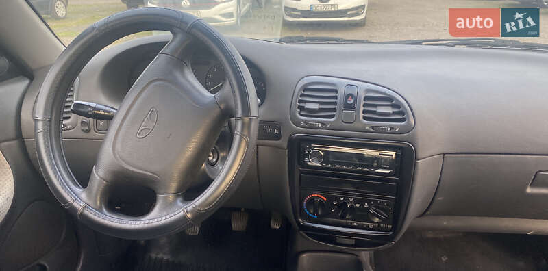 Седан Daewoo Nubira 1998 в Львові