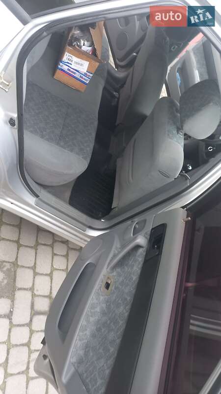 Седан Daewoo Nubira 2003 в Львове