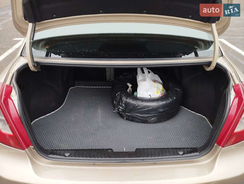 Седан Daewoo Nubira 2004 в Остроге