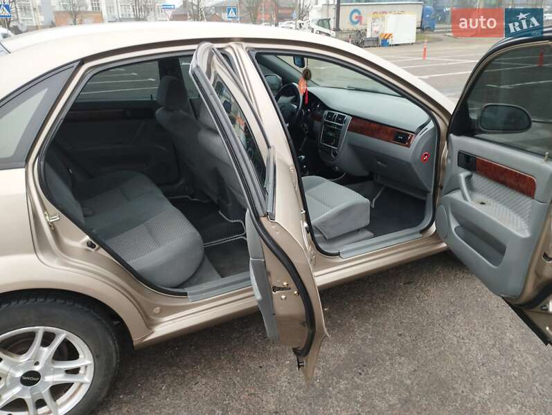 Седан Daewoo Nubira 2004 в Остроге