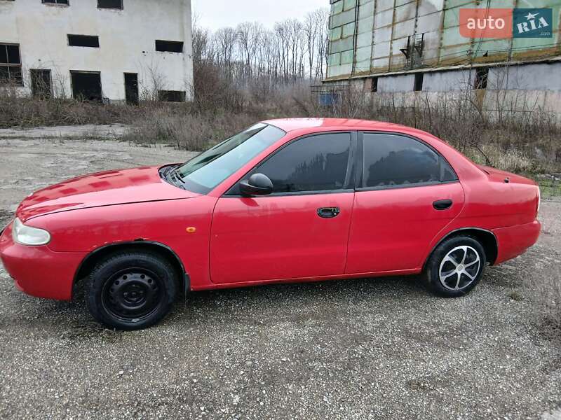 Седан Daewoo Nubira 1998 в Гусятині
