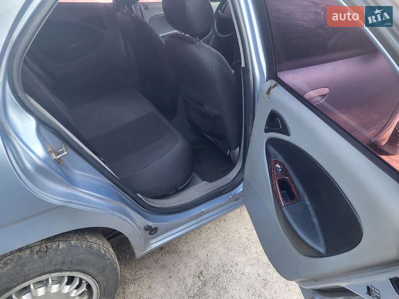 Седан Daewoo Nubira 2003 в Малодолинском