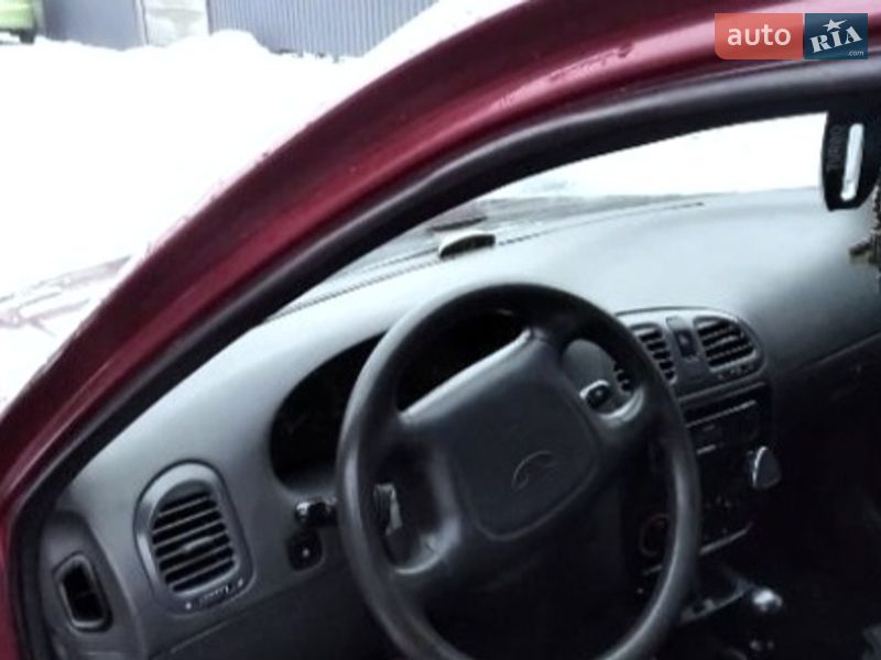 Седан Daewoo Nubira 1998 в Новомосковську