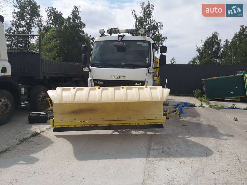 Пескоразбрасывающая машина DAF LF 2012 в Василькове