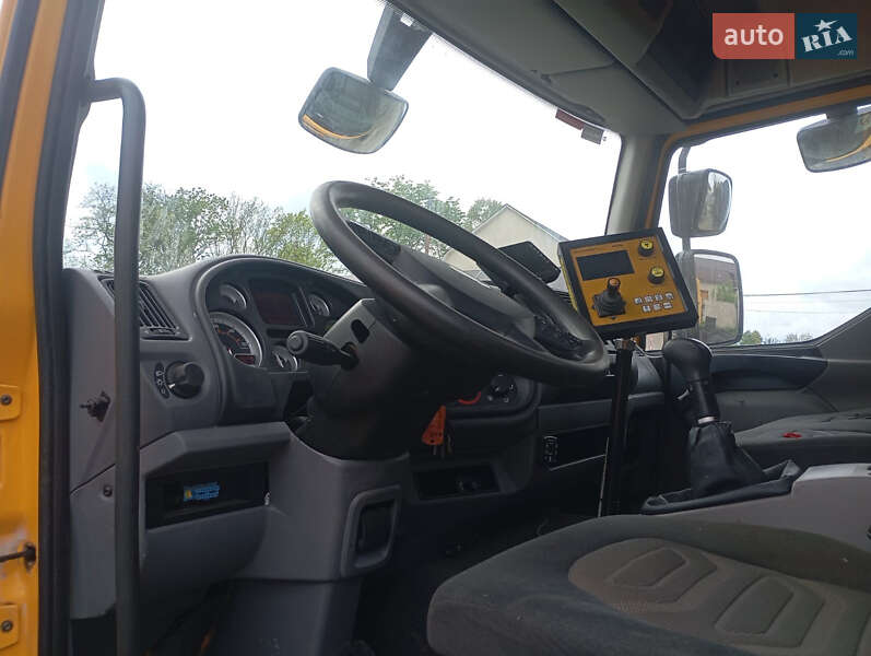 Піскорозкидальна машина DAF LF 2013 в Бучачі