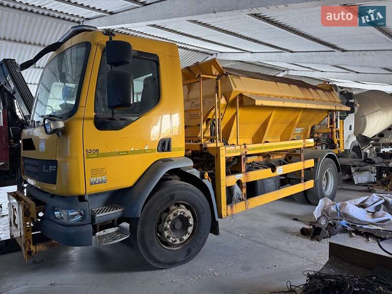 Пескоразбрасывающая машина DAF LF 2011 в Тернополе