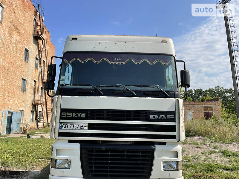 Тягач DAF XF 95 2000 в Прилуках