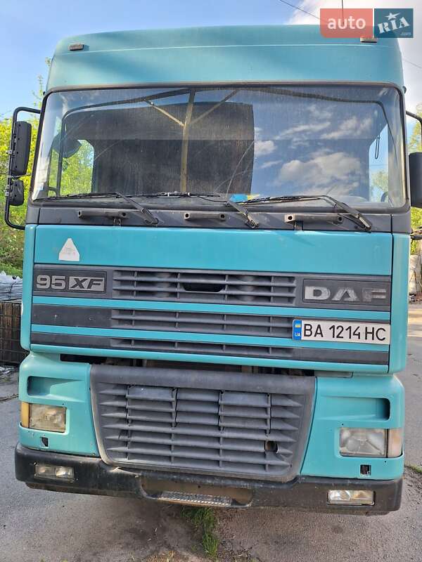 Тентований DAF XF 95 1999 в 