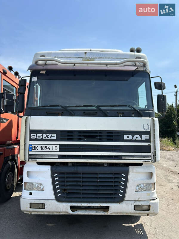 Тягач DAF XF 95 2000 в Костополе