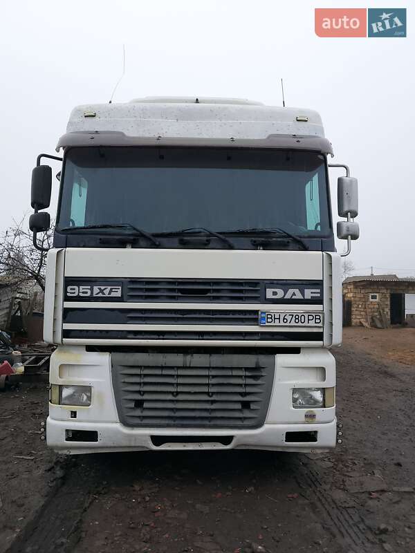 Контейнеровоз DAF XF 95 1999 в 