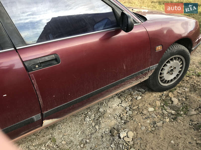 Седан Daihatsu Applause 1993 в Сторожинце