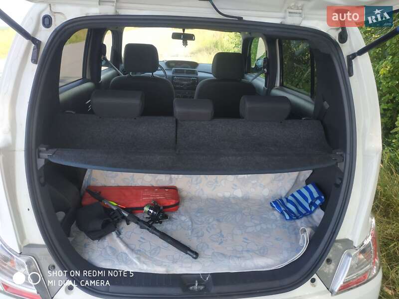 Седан Daihatsu Materia 2008 в Новом Роздоле