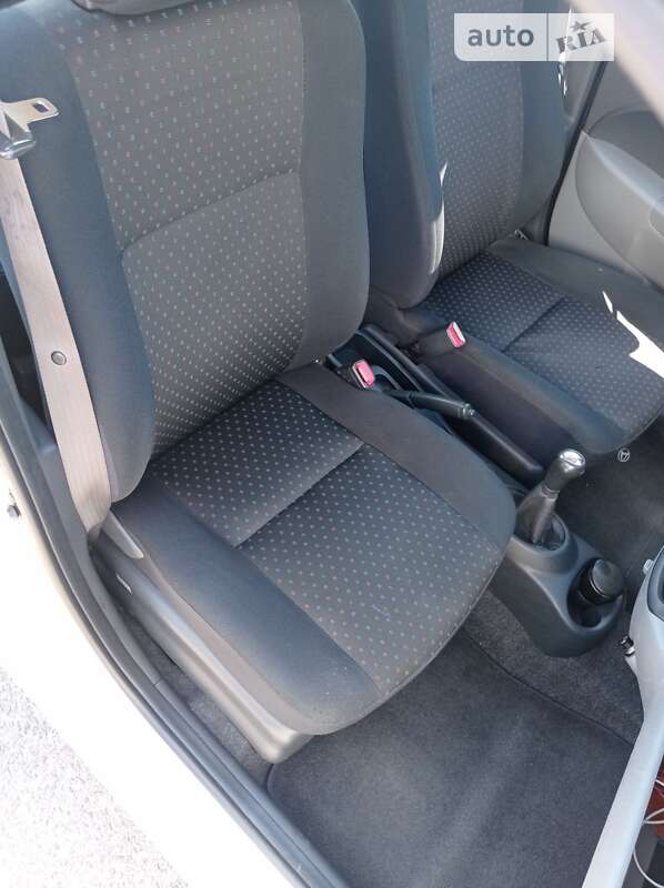 Хэтчбек Daihatsu Sirion 2009 в Ровно