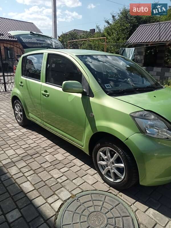 Хэтчбек Daihatsu Sirion 2005 в Ровно