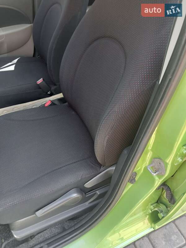 Хэтчбек Daihatsu Sirion 2005 в Ровно