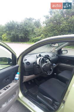 Хэтчбек Daihatsu Sirion 2006 в 